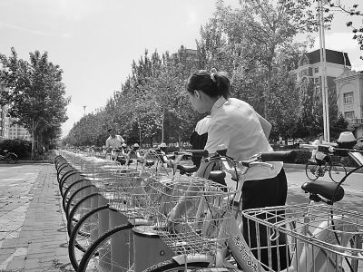 市民刷卡取車(chē)。本報記者